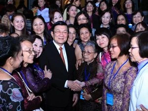 越南国家主席张晋创与海外越侨妇女代表团